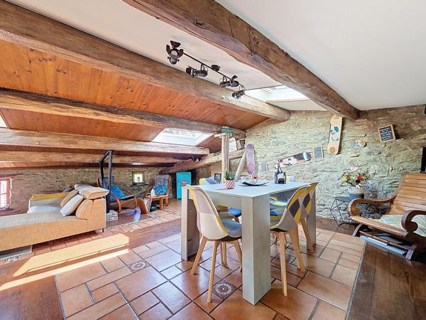 Une demeure du XVIIe siècle au cœur d’un village médiéval, avec plus de 100 m² d’extérieurs et un cachet exceptionnel.