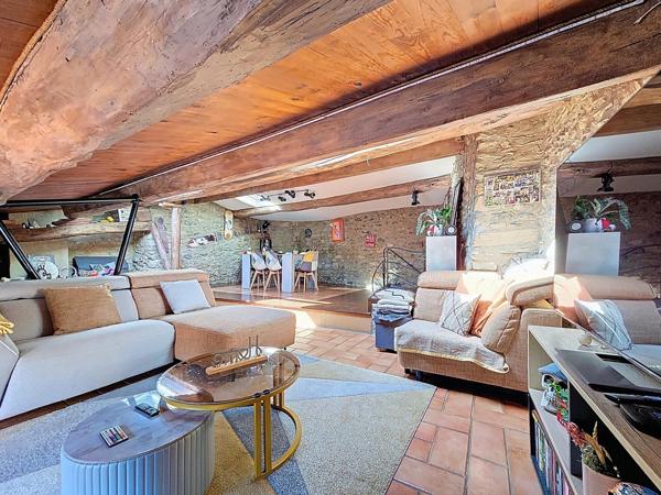 Une demeure du XVIIe siècle au cœur d’un village médiéval, avec plus de 100 m² d’extérieurs et un cachet exceptionnel.