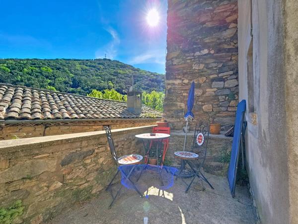Une demeure du XVIIe siècle au cœur d’un village médiéval, avec plus de 100 m² d’extérieurs et un cachet exceptionnel.