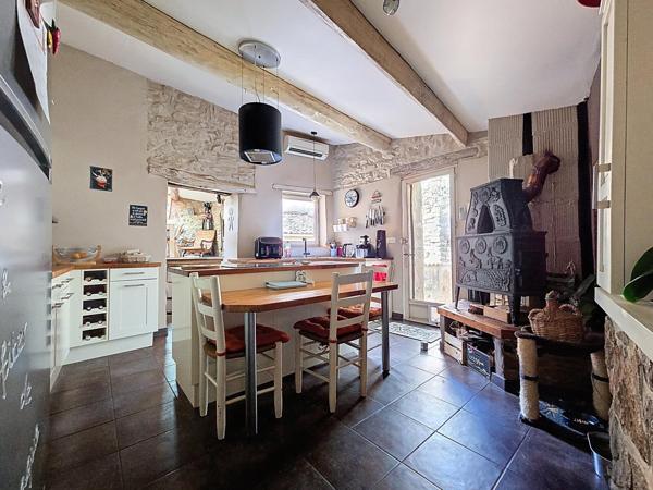 Une demeure du XVIIe siècle au cœur d’un village médiéval, avec plus de 100 m² d’extérieurs et un cachet exceptionnel.