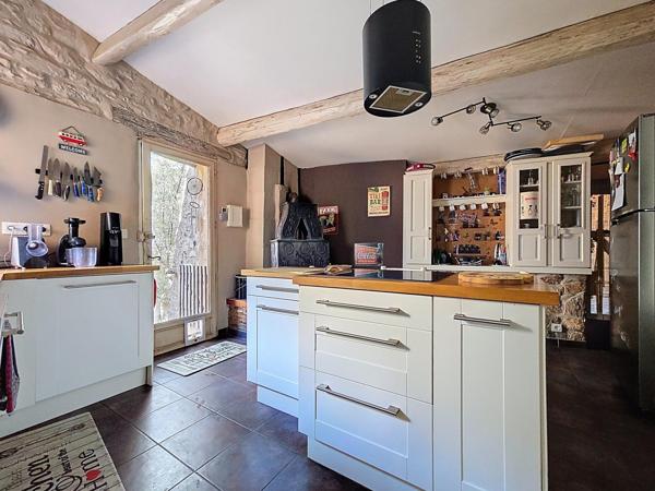 Une demeure du XVIIe siècle au cœur d’un village médiéval, avec plus de 100 m² d’extérieurs et un cachet exceptionnel.