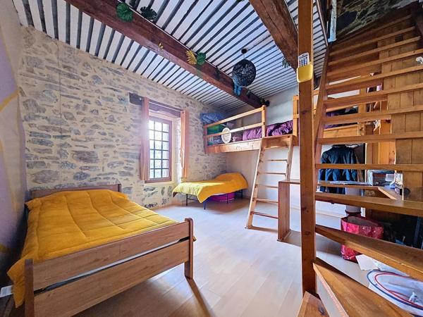 Une demeure du XVIIe siècle au cœur d’un village médiéval, avec plus de 100 m² d’extérieurs et un cachet exceptionnel.