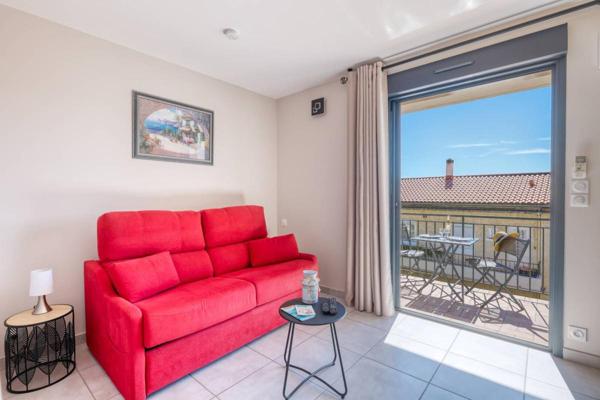 Studio rénové avec terrasse à vendre- Centre-ville Lavandou- Plage et commerces à pied