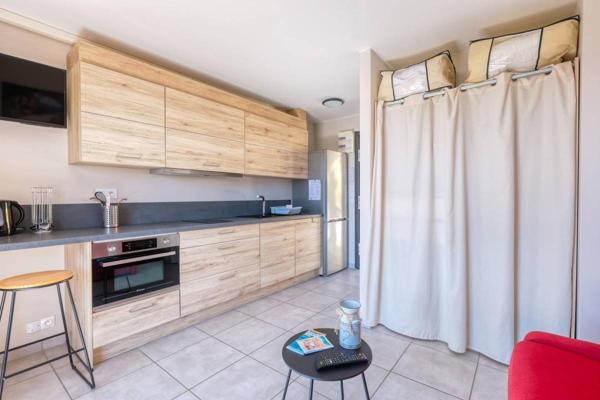 Studio rénové avec terrasse à vendre- Centre-ville Lavandou- Plage et commerces à pied