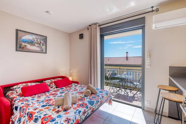 Studio rénové avec terrasse à vendre- Centre-ville Lavandou- Plage et commerces à pied