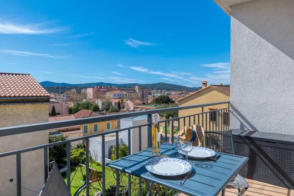 Studio rénové avec terrasse à vendre- Centre-ville Lavandou- Plage et commerces à pied