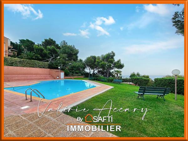 Saint-Mandrier : Appartement vue mer de 53 m², 3 chambres, balcon dans résidence de standing.