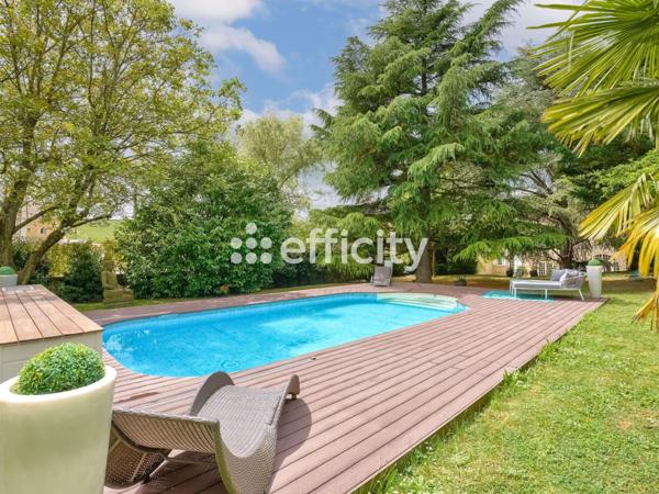 Maison
         6 pièces
        - 249 m² Bien prestige 750 000 € *