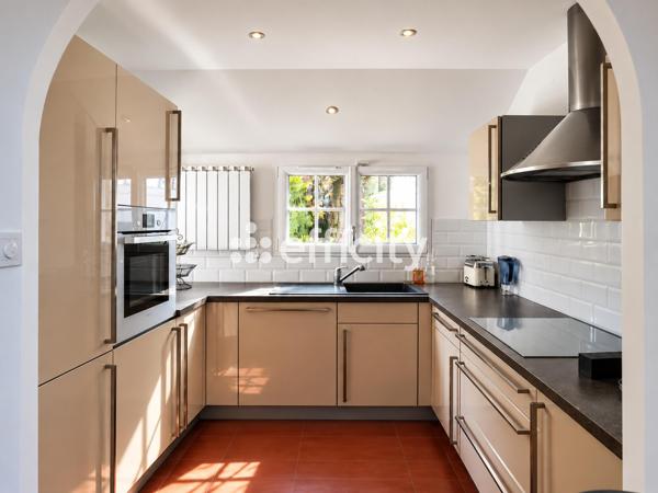 Maison
         6 pièces
        - 249 m² Bien prestige 750 000 € *