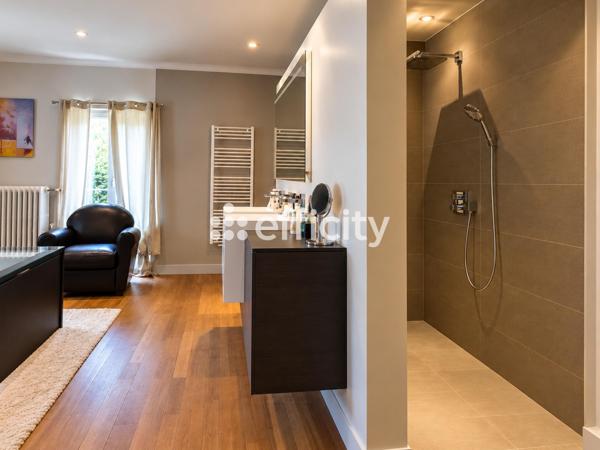Maison
         6 pièces
        - 249 m² Bien prestige 750 000 € *