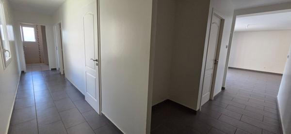 T3 de 76m², 2 chambres, terrasse, ascenseur parking, cave,