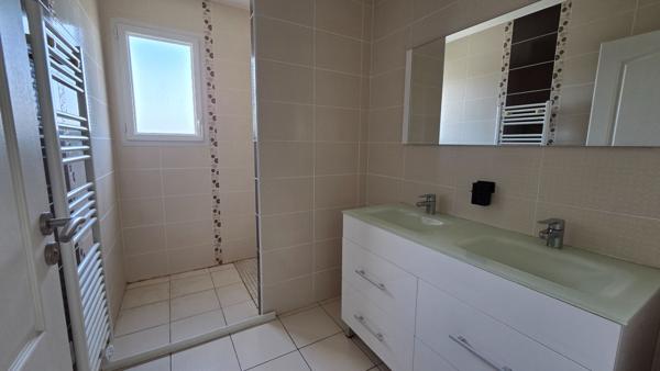 T3 de 76m², 2 chambres, terrasse, ascenseur parking, cave,