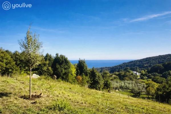 Terrain constructible 2 092 m² – TALASANI – Vue mer, village et