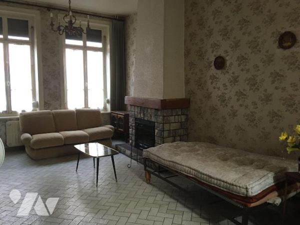 Volumes généreux pour cette maison des années 30', localisée au c?ur du centre ville de Graveli...