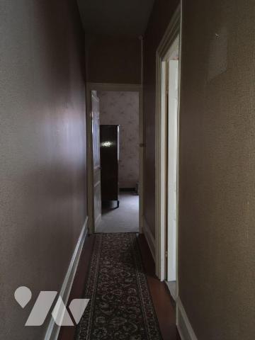 Volumes généreux pour cette maison des années 30', localisée au c?ur du centre ville de Graveli...