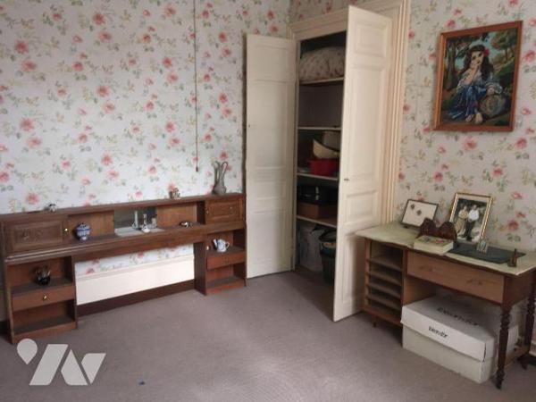 Volumes généreux pour cette maison des années 30', localisée au c?ur du centre ville de Graveli...