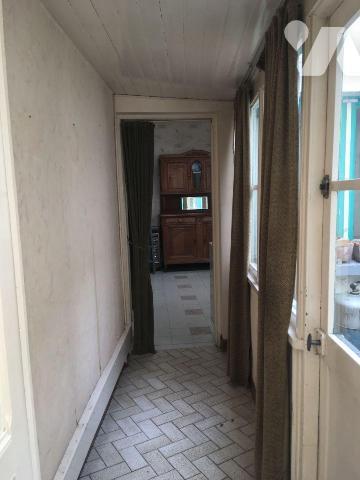 Volumes généreux pour cette maison des années 30', localisée au c?ur du centre ville de Graveli...