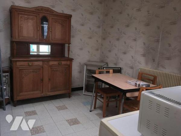 Volumes généreux pour cette maison des années 30', localisée au c?ur du centre ville de Graveli...