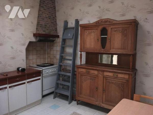 Volumes généreux pour cette maison des années 30', localisée au c?ur du centre ville de Graveli...