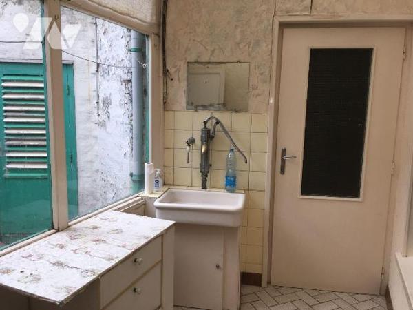 Volumes généreux pour cette maison des années 30', localisée au c?ur du centre ville de Graveli...