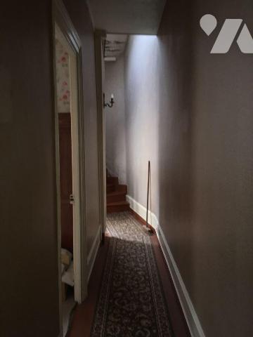 Volumes généreux pour cette maison des années 30', localisée au c?ur du centre ville de Graveli...