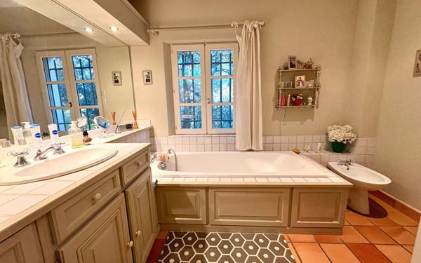 Maison à vendre    7 pièces • 210,35 m2 Villeneuve-lès-Avignon