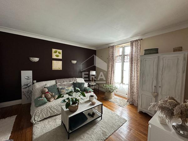 VATAN - Au coeur du centre ville - Maison 3 chs, garage, jardin, grande dépendances.