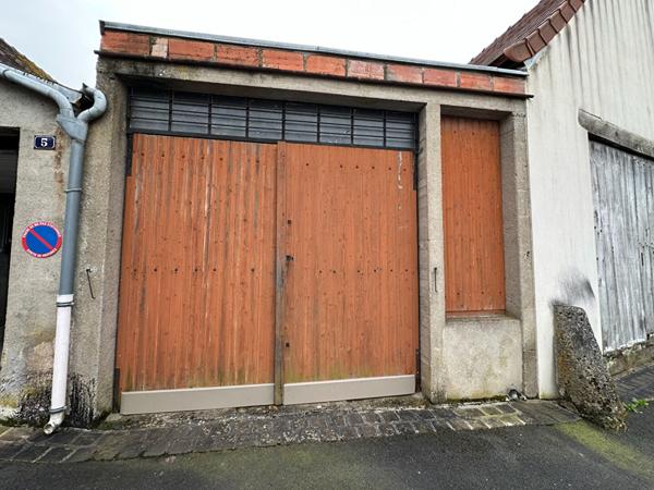 VATAN - Au coeur du centre ville - Maison 3 chs, garage, jardin, grande dépendances.