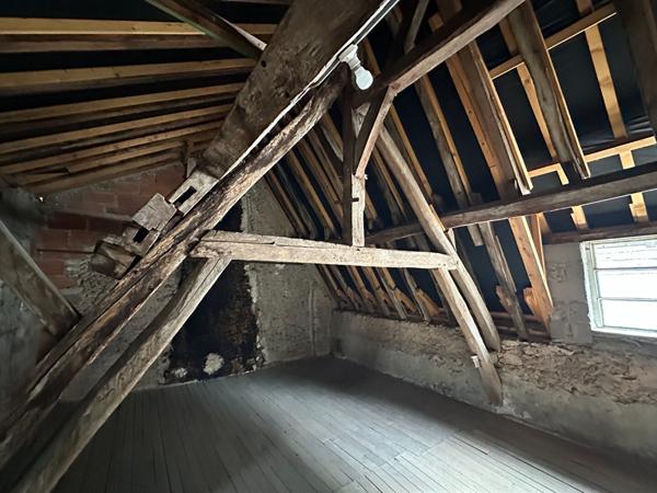 VATAN - Au coeur du centre ville - Maison 3 chs, garage, jardin, grande dépendances.