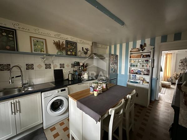 VATAN - Au coeur du centre ville - Maison 3 chs, garage, jardin, grande dépendances.