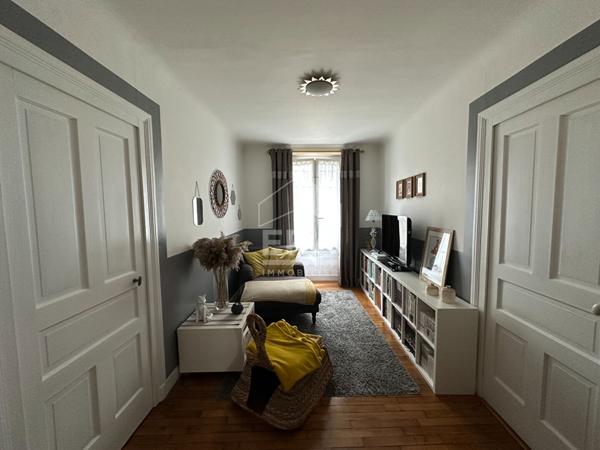 VATAN - Au coeur du centre ville - Maison 3 chs, garage, jardin, grande dépendances.