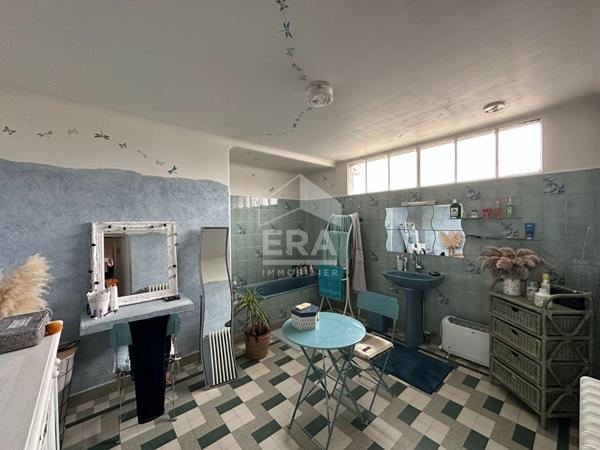 VATAN - Au coeur du centre ville - Maison 3 chs, garage, jardin, grande dépendances.