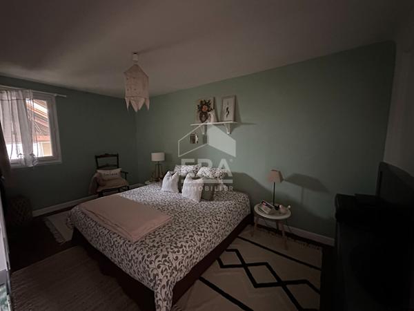 VATAN - Au coeur du centre ville - Maison 3 chs, garage, jardin, grande dépendances.