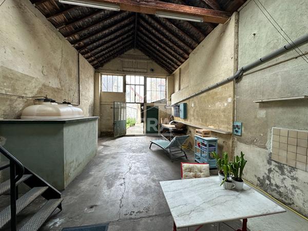 VATAN - Au coeur du centre ville - Maison 3 chs, garage, jardin, grande dépendances.