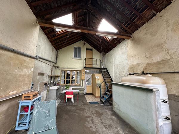 VATAN - Au coeur du centre ville - Maison 3 chs, garage, jardin, grande dépendances.