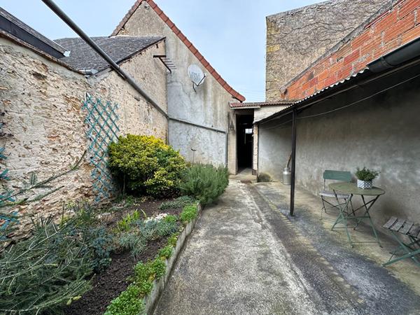 VATAN - Au coeur du centre ville - Maison 3 chs, garage, jardin, grande dépendances.