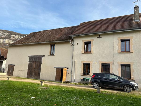 Maison de famille avec dépendances, piscine sur grande parcelle plate et arborée