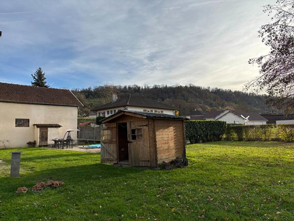 Maison de famille avec dépendances, piscine sur grande parcelle plate et arborée