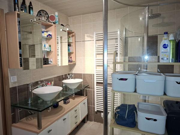 Maison de famille avec dépendances, piscine sur grande parcelle plate et arborée