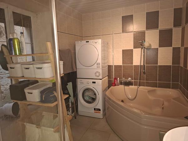 Maison de famille avec dépendances, piscine sur grande parcelle plate et arborée