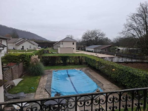 Maison de famille avec dépendances, piscine sur grande parcelle plate et arborée
