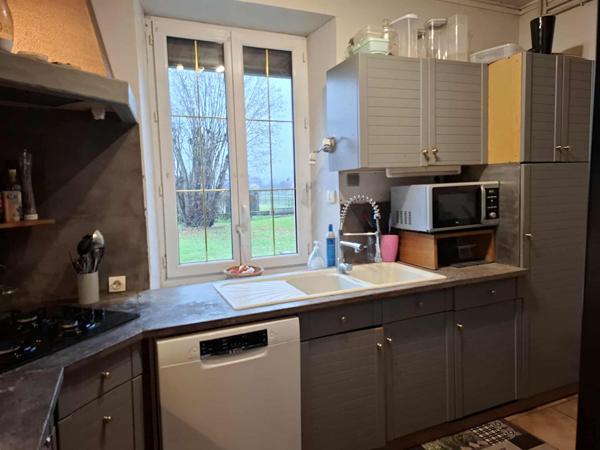 Maison de famille avec dépendances, piscine sur grande parcelle plate et arborée