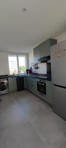 À vendre : Superbe appartement traverssant de type 3 très lumineux de 63 m2 exposé ouest, Avec des prestations haut de gamme.Toute la rénovation date de 2023 tout est neuf. Il comporte des chassis doubles vitrages avec volets roulants électriques , une clim réversible dans le séjour et les deux chambres, une cuisine équipée neuve et complète, cumulus super éco, WC suspendus Carrelage très grand format et zéro travaux à prévoir.  Cet appartement est idéalement situé à 300 m à pied du lycée Saint Exupéry, donc proche du centre ville de saint Raphael des transports en communs des commodités,  et à moins d un kilomètre des plages, 800 m des la gare TGV. L appartement ne comporte aucun vis à vis il est traversant. 
opportunité à ce prix pour un appartement sans travaux, idéal résidence principale , pied à terre ou secondaire à Saint Raphael, idéal investissement pour une bonne rentabilité locative.
Appartement Situé au 3 ème étage sans ascenseur avec 2 apparts par palier, résidence calme et bien entretenue, il se compose d un salon séjour moderne de 23 m2 , cuisine ouverte de 9 m2 Avec cuisine équipée neuve avec réfrigérateur congélateur, lave linge 8 kgs, four multifonction, plaque de cuisson à induction, hotte aspirante et d un lave vaisselle.
Un couloir vient desservir 2 Grandes chambres de 12 m2 chacune comportant un placard dressing, une des deux chambres est équipée d une douche et d un écran TV au mur . Une salle d eau très moderne toute carrelée ,avec douche à l italienne , un beau meuble vasque miroir éclairant, un WC suspendus . éclairage par spots au plafond dans le couloir et la cuisine, L élecricité est neuve et au normes.
Les charges de copropriété sont faibles 860 E/An et la taxe foncière est a 1105 E . l appartement est aussi doté d une cave et le stationnement est libre dans cette résidence sécurisée par un portail. 
Il va falloir faire très vite pour cette opportunité à ce prix