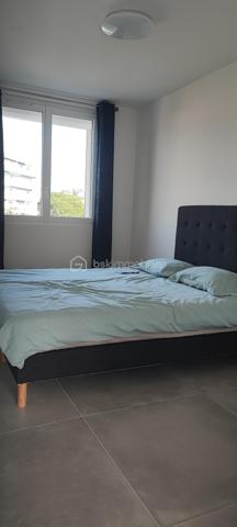 À vendre : Superbe appartement traverssant de type 3 très lumineux de 63 m2 exposé ouest, Avec des prestations haut de gamme.Toute la rénovation date de 2023 tout est neuf. Il comporte des chassis doubles vitrages avec volets roulants électriques , une clim réversible dans le séjour et les deux chambres, une cuisine équipée neuve et complète, cumulus super éco, WC suspendus Carrelage très grand format et zéro travaux à prévoir.  Cet appartement est idéalement situé à 300 m à pied du lycée Saint Exupéry, donc proche du centre ville de saint Raphael des transports en communs des commodités,  et à moins d un kilomètre des plages, 800 m des la gare TGV. L appartement ne comporte aucun vis à vis il est traversant. 
opportunité à ce prix pour un appartement sans travaux, idéal résidence principale , pied à terre ou secondaire à Saint Raphael, idéal investissement pour une bonne rentabilité locative.
Appartement Situé au 3 ème étage sans ascenseur avec 2 apparts par palier, résidence calme et bien entretenue, il se compose d un salon séjour moderne de 23 m2 , cuisine ouverte de 9 m2 Avec cuisine équipée neuve avec réfrigérateur congélateur, lave linge 8 kgs, four multifonction, plaque de cuisson à induction, hotte aspirante et d un lave vaisselle.
Un couloir vient desservir 2 Grandes chambres de 12 m2 chacune comportant un placard dressing, une des deux chambres est équipée d une douche et d un écran TV au mur . Une salle d eau très moderne toute carrelée ,avec douche à l italienne , un beau meuble vasque miroir éclairant, un WC suspendus . éclairage par spots au plafond dans le couloir et la cuisine, L élecricité est neuve et au normes.
Les charges de copropriété sont faibles 860 E/An et la taxe foncière est a 1105 E . l appartement est aussi doté d une cave et le stationnement est libre dans cette résidence sécurisée par un portail. 
Il va falloir faire très vite pour cette opportunité à ce prix