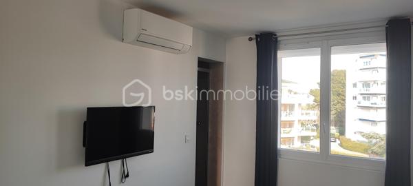 À vendre : Superbe appartement traverssant de type 3 très lumineux de 63 m2 exposé ouest, Avec des prestations haut de gamme.Toute la rénovation date de 2023 tout est neuf. Il comporte des chassis doubles vitrages avec volets roulants électriques , une clim réversible dans le séjour et les deux chambres, une cuisine équipée neuve et complète, cumulus super éco, WC suspendus Carrelage très grand format et zéro travaux à prévoir.  Cet appartement est idéalement situé à 300 m à pied du lycée Saint Exupéry, donc proche du centre ville de saint Raphael des transports en communs des commodités,  et à moins d un kilomètre des plages, 800 m des la gare TGV. L appartement ne comporte aucun vis à vis il est traversant. 
opportunité à ce prix pour un appartement sans travaux, idéal résidence principale , pied à terre ou secondaire à Saint Raphael, idéal investissement pour une bonne rentabilité locative.
Appartement Situé au 3 ème étage sans ascenseur avec 2 apparts par palier, résidence calme et bien entretenue, il se compose d un salon séjour moderne de 23 m2 , cuisine ouverte de 9 m2 Avec cuisine équipée neuve avec réfrigérateur congélateur, lave linge 8 kgs, four multifonction, plaque de cuisson à induction, hotte aspirante et d un lave vaisselle.
Un couloir vient desservir 2 Grandes chambres de 12 m2 chacune comportant un placard dressing, une des deux chambres est équipée d une douche et d un écran TV au mur . Une salle d eau très moderne toute carrelée ,avec douche à l italienne , un beau meuble vasque miroir éclairant, un WC suspendus . éclairage par spots au plafond dans le couloir et la cuisine, L élecricité est neuve et au normes.
Les charges de copropriété sont faibles 860 E/An et la taxe foncière est a 1105 E . l appartement est aussi doté d une cave et le stationnement est libre dans cette résidence sécurisée par un portail. 
Il va falloir faire très vite pour cette opportunité à ce prix