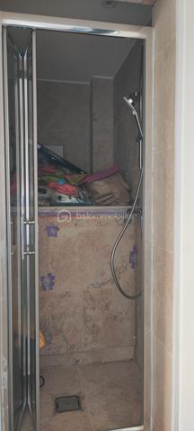 À vendre : Superbe appartement traverssant de type 3 très lumineux de 63 m2 exposé ouest, Avec des prestations haut de gamme.Toute la rénovation date de 2023 tout est neuf. Il comporte des chassis doubles vitrages avec volets roulants électriques , une clim réversible dans le séjour et les deux chambres, une cuisine équipée neuve et complète, cumulus super éco, WC suspendus Carrelage très grand format et zéro travaux à prévoir.  Cet appartement est idéalement situé à 300 m à pied du lycée Saint Exupéry, donc proche du centre ville de saint Raphael des transports en communs des commodités,  et à moins d un kilomètre des plages, 800 m des la gare TGV. L appartement ne comporte aucun vis à vis il est traversant. 
opportunité à ce prix pour un appartement sans travaux, idéal résidence principale , pied à terre ou secondaire à Saint Raphael, idéal investissement pour une bonne rentabilité locative.
Appartement Situé au 3 ème étage sans ascenseur avec 2 apparts par palier, résidence calme et bien entretenue, il se compose d un salon séjour moderne de 23 m2 , cuisine ouverte de 9 m2 Avec cuisine équipée neuve avec réfrigérateur congélateur, lave linge 8 kgs, four multifonction, plaque de cuisson à induction, hotte aspirante et d un lave vaisselle.
Un couloir vient desservir 2 Grandes chambres de 12 m2 chacune comportant un placard dressing, une des deux chambres est équipée d une douche et d un écran TV au mur . Une salle d eau très moderne toute carrelée ,avec douche à l italienne , un beau meuble vasque miroir éclairant, un WC suspendus . éclairage par spots au plafond dans le couloir et la cuisine, L élecricité est neuve et au normes.
Les charges de copropriété sont faibles 860 E/An et la taxe foncière est a 1105 E . l appartement est aussi doté d une cave et le stationnement est libre dans cette résidence sécurisée par un portail. 
Il va falloir faire très vite pour cette opportunité à ce prix