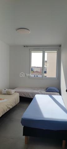 À vendre : Superbe appartement traverssant de type 3 très lumineux de 63 m2 exposé ouest, Avec des prestations haut de gamme.Toute la rénovation date de 2023 tout est neuf. Il comporte des chassis doubles vitrages avec volets roulants électriques , une clim réversible dans le séjour et les deux chambres, une cuisine équipée neuve et complète, cumulus super éco, WC suspendus Carrelage très grand format et zéro travaux à prévoir.  Cet appartement est idéalement situé à 300 m à pied du lycée Saint Exupéry, donc proche du centre ville de saint Raphael des transports en communs des commodités,  et à moins d un kilomètre des plages, 800 m des la gare TGV. L appartement ne comporte aucun vis à vis il est traversant. 
opportunité à ce prix pour un appartement sans travaux, idéal résidence principale , pied à terre ou secondaire à Saint Raphael, idéal investissement pour une bonne rentabilité locative.
Appartement Situé au 3 ème étage sans ascenseur avec 2 apparts par palier, résidence calme et bien entretenue, il se compose d un salon séjour moderne de 23 m2 , cuisine ouverte de 9 m2 Avec cuisine équipée neuve avec réfrigérateur congélateur, lave linge 8 kgs, four multifonction, plaque de cuisson à induction, hotte aspirante et d un lave vaisselle.
Un couloir vient desservir 2 Grandes chambres de 12 m2 chacune comportant un placard dressing, une des deux chambres est équipée d une douche et d un écran TV au mur . Une salle d eau très moderne toute carrelée ,avec douche à l italienne , un beau meuble vasque miroir éclairant, un WC suspendus . éclairage par spots au plafond dans le couloir et la cuisine, L élecricité est neuve et au normes.
Les charges de copropriété sont faibles 860 E/An et la taxe foncière est a 1105 E . l appartement est aussi doté d une cave et le stationnement est libre dans cette résidence sécurisée par un portail. 
Il va falloir faire très vite pour cette opportunité à ce prix
