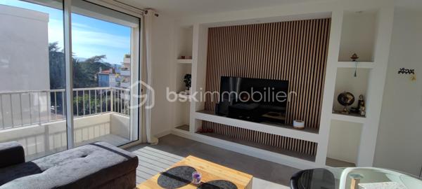 À vendre : Superbe appartement traverssant de type 3 très lumineux de 63 m2 exposé ouest, Avec des prestations haut de gamme.Toute la rénovation date de 2023 tout est neuf. Il comporte des chassis doubles vitrages avec volets roulants électriques , une clim réversible dans le séjour et les deux chambres, une cuisine équipée neuve et complète, cumulus super éco, WC suspendus Carrelage très grand format et zéro travaux à prévoir.  Cet appartement est idéalement situé à 300 m à pied du lycée Saint Exupéry, donc proche du centre ville de saint Raphael des transports en communs des commodités,  et à moins d un kilomètre des plages, 800 m des la gare TGV. L appartement ne comporte aucun vis à vis il est traversant. 
opportunité à ce prix pour un appartement sans travaux, idéal résidence principale , pied à terre ou secondaire à Saint Raphael, idéal investissement pour une bonne rentabilité locative.
Appartement Situé au 3 ème étage sans ascenseur avec 2 apparts par palier, résidence calme et bien entretenue, il se compose d un salon séjour moderne de 23 m2 , cuisine ouverte de 9 m2 Avec cuisine équipée neuve avec réfrigérateur congélateur, lave linge 8 kgs, four multifonction, plaque de cuisson à induction, hotte aspirante et d un lave vaisselle.
Un couloir vient desservir 2 Grandes chambres de 12 m2 chacune comportant un placard dressing, une des deux chambres est équipée d une douche et d un écran TV au mur . Une salle d eau très moderne toute carrelée ,avec douche à l italienne , un beau meuble vasque miroir éclairant, un WC suspendus . éclairage par spots au plafond dans le couloir et la cuisine, L élecricité est neuve et au normes.
Les charges de copropriété sont faibles 860 E/An et la taxe foncière est a 1105 E . l appartement est aussi doté d une cave et le stationnement est libre dans cette résidence sécurisée par un portail. 
Il va falloir faire très vite pour cette opportunité à ce prix