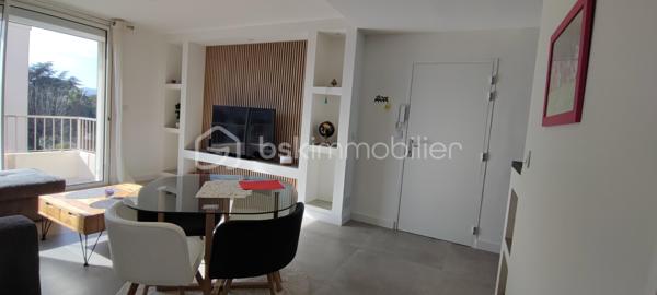 À vendre : Superbe appartement traverssant de type 3 très lumineux de 63 m2 exposé ouest, Avec des prestations haut de gamme.Toute la rénovation date de 2023 tout est neuf. Il comporte des chassis doubles vitrages avec volets roulants électriques , une clim réversible dans le séjour et les deux chambres, une cuisine équipée neuve et complète, cumulus super éco, WC suspendus Carrelage très grand format et zéro travaux à prévoir.  Cet appartement est idéalement situé à 300 m à pied du lycée Saint Exupéry, donc proche du centre ville de saint Raphael des transports en communs des commodités,  et à moins d un kilomètre des plages, 800 m des la gare TGV. L appartement ne comporte aucun vis à vis il est traversant. 
opportunité à ce prix pour un appartement sans travaux, idéal résidence principale , pied à terre ou secondaire à Saint Raphael, idéal investissement pour une bonne rentabilité locative.
Appartement Situé au 3 ème étage sans ascenseur avec 2 apparts par palier, résidence calme et bien entretenue, il se compose d un salon séjour moderne de 23 m2 , cuisine ouverte de 9 m2 Avec cuisine équipée neuve avec réfrigérateur congélateur, lave linge 8 kgs, four multifonction, plaque de cuisson à induction, hotte aspirante et d un lave vaisselle.
Un couloir vient desservir 2 Grandes chambres de 12 m2 chacune comportant un placard dressing, une des deux chambres est équipée d une douche et d un écran TV au mur . Une salle d eau très moderne toute carrelée ,avec douche à l italienne , un beau meuble vasque miroir éclairant, un WC suspendus . éclairage par spots au plafond dans le couloir et la cuisine, L élecricité est neuve et au normes.
Les charges de copropriété sont faibles 860 E/An et la taxe foncière est a 1105 E . l appartement est aussi doté d une cave et le stationnement est libre dans cette résidence sécurisée par un portail. 
Il va falloir faire très vite pour cette opportunité à ce prix