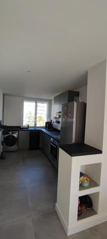 À vendre : Superbe appartement traverssant de type 3 très lumineux de 63 m2 exposé ouest, Avec des prestations haut de gamme.Toute la rénovation date de 2023 tout est neuf. Il comporte des chassis doubles vitrages avec volets roulants électriques , une clim réversible dans le séjour et les deux chambres, une cuisine équipée neuve et complète, cumulus super éco, WC suspendus Carrelage très grand format et zéro travaux à prévoir.  Cet appartement est idéalement situé à 300 m à pied du lycée Saint Exupéry, donc proche du centre ville de saint Raphael des transports en communs des commodités,  et à moins d un kilomètre des plages, 800 m des la gare TGV. L appartement ne comporte aucun vis à vis il est traversant. 
opportunité à ce prix pour un appartement sans travaux, idéal résidence principale , pied à terre ou secondaire à Saint Raphael, idéal investissement pour une bonne rentabilité locative.
Appartement Situé au 3 ème étage sans ascenseur avec 2 apparts par palier, résidence calme et bien entretenue, il se compose d un salon séjour moderne de 23 m2 , cuisine ouverte de 9 m2 Avec cuisine équipée neuve avec réfrigérateur congélateur, lave linge 8 kgs, four multifonction, plaque de cuisson à induction, hotte aspirante et d un lave vaisselle.
Un couloir vient desservir 2 Grandes chambres de 12 m2 chacune comportant un placard dressing, une des deux chambres est équipée d une douche et d un écran TV au mur . Une salle d eau très moderne toute carrelée ,avec douche à l italienne , un beau meuble vasque miroir éclairant, un WC suspendus . éclairage par spots au plafond dans le couloir et la cuisine, L élecricité est neuve et au normes.
Les charges de copropriété sont faibles 860 E/An et la taxe foncière est a 1105 E . l appartement est aussi doté d une cave et le stationnement est libre dans cette résidence sécurisée par un portail. 
Il va falloir faire très vite pour cette opportunité à ce prix